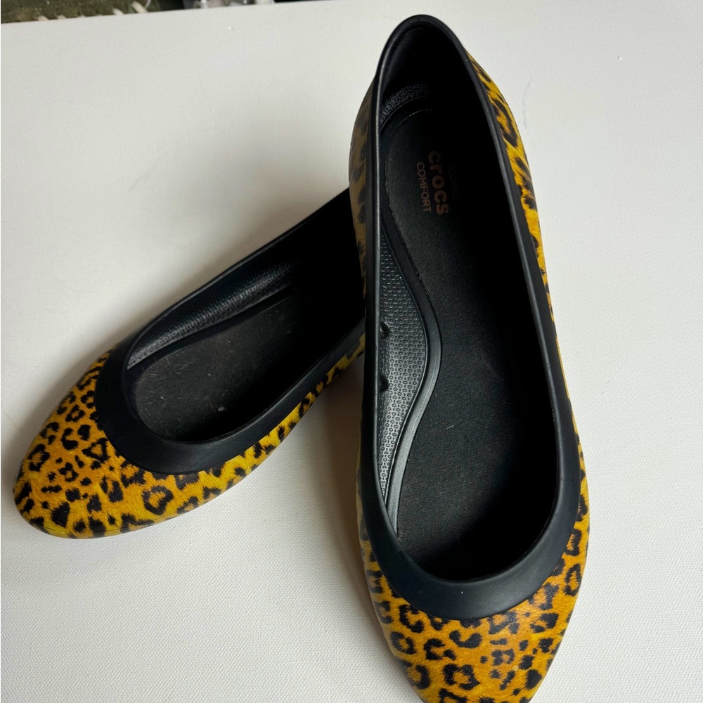 Size 8 women's Croc, leopard print rubber flats.